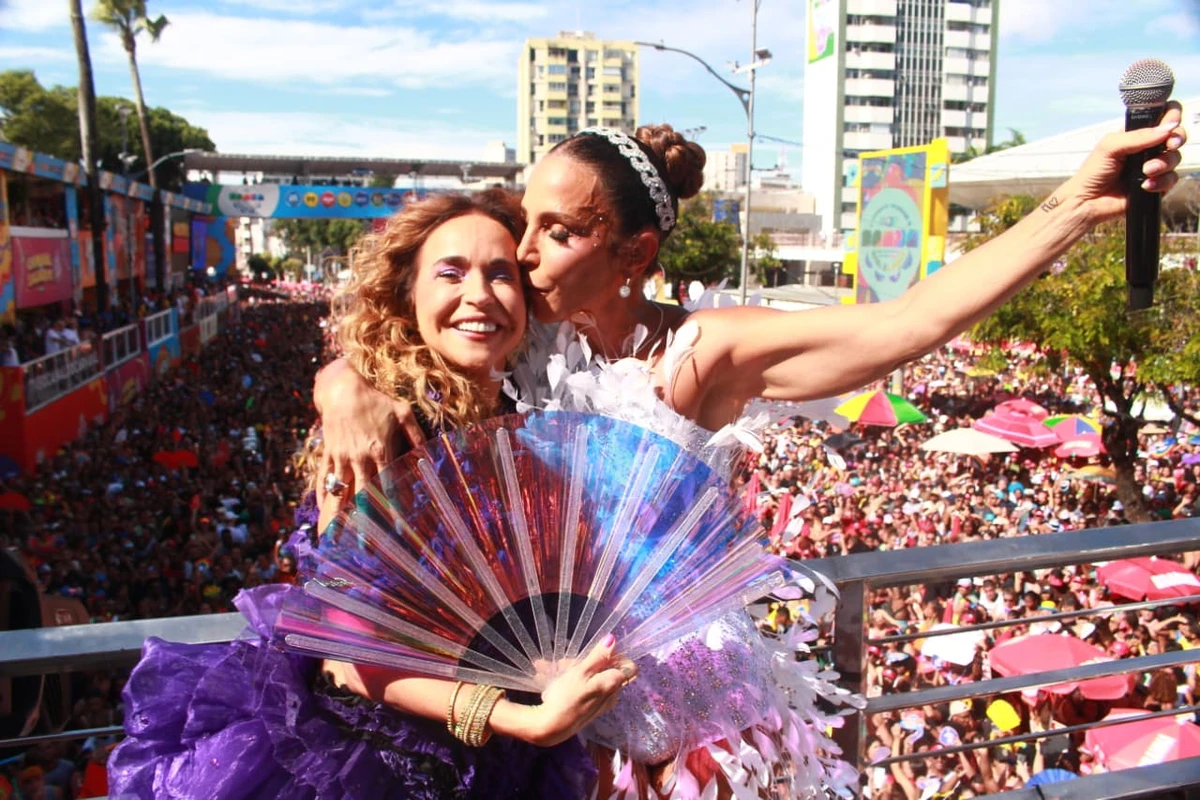 Ivete recebe Daniela Mercury em seu trio em Salvador por Vitor Santos/ AgNews