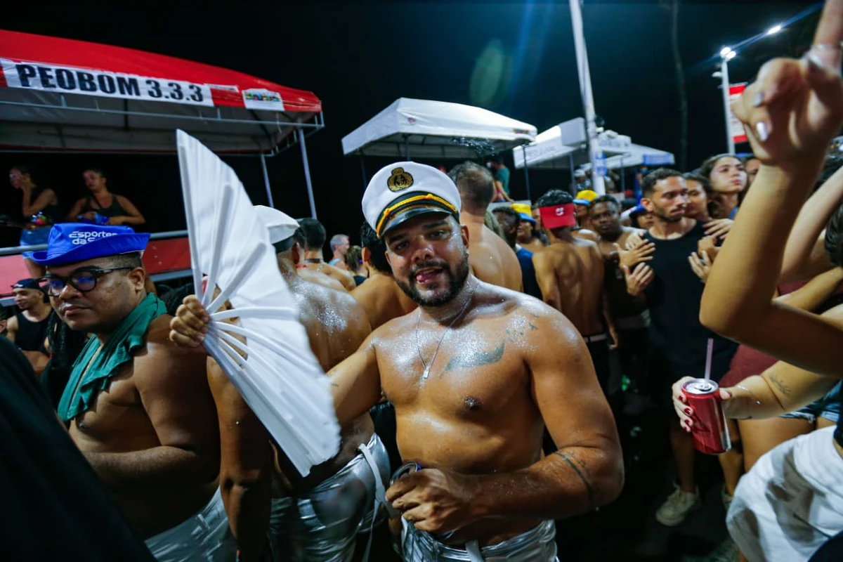 Leque faz sucesso no Carnaval de Salvador por Arisson Marinho/CORREIO