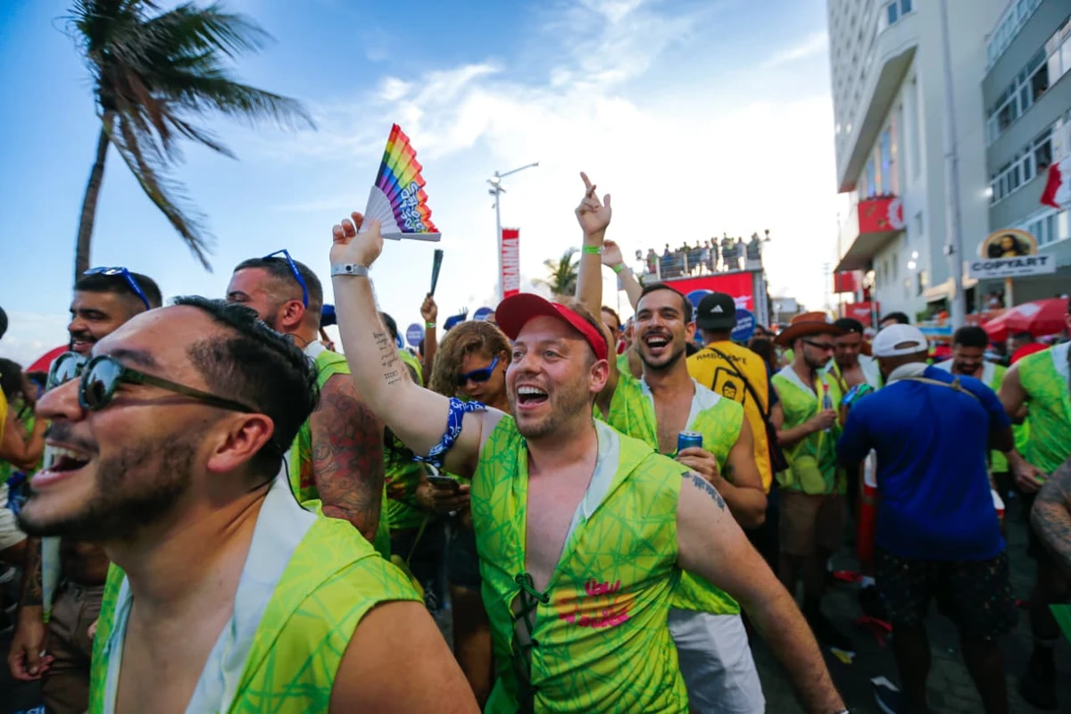 Leque faz sucesso no Carnaval de Salvador por Arisson Marinho/CORREIO