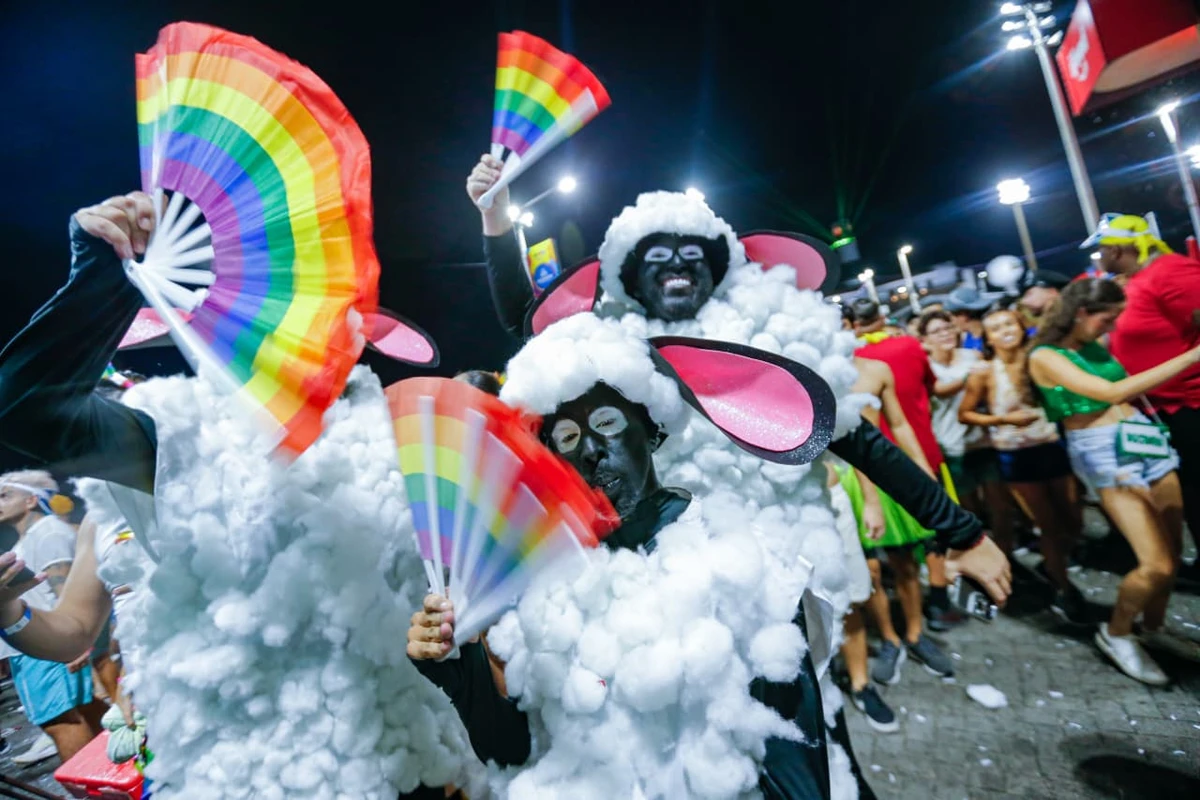 Ainda é cedo para dizer se o adereço veio para ficar ou se é apenas uma moda passageira por Arisson Marinho/CORREIO