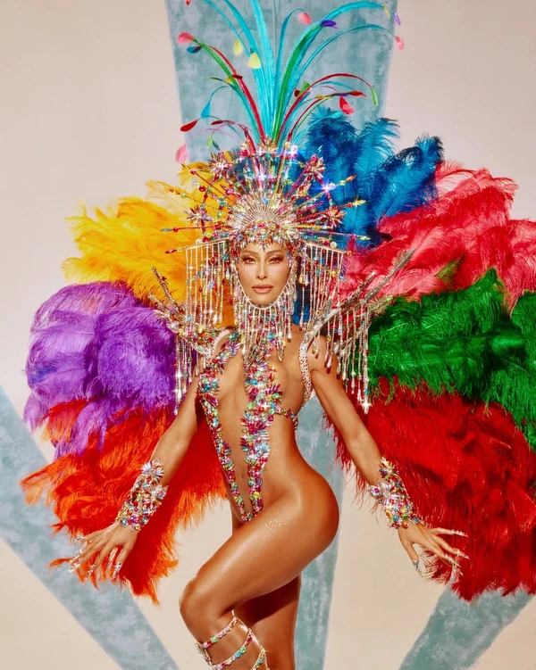 Sabrina Sato desfila pela Vila Isabel, no Rio de Janeiro por Reprodução