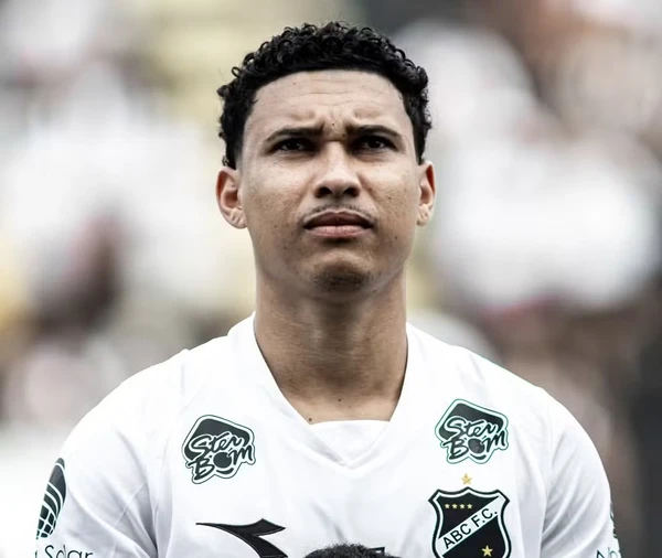 Thiaguinho é natural de Riachão do Jacuípe (BA) e teve passagens pela Jacuipense, pelo Bahia e pelo Vitória por Divulgação/ABC