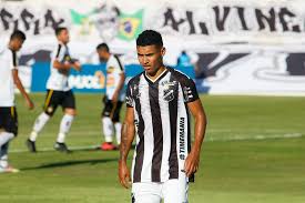 Thiaguinho é natural de Riachão do Jacuípe (BA) e teve passagens pela Jacuipense, pelo Bahia e pelo Vitória por Reprodução