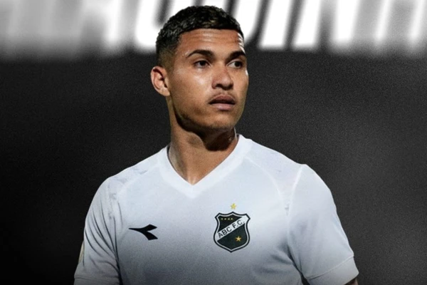 Thiaguinho é natural de Riachão do Jacuípe (BA) e teve passagens pela Jacuipense, pelo Bahia e pelo Vitória por Reprodução