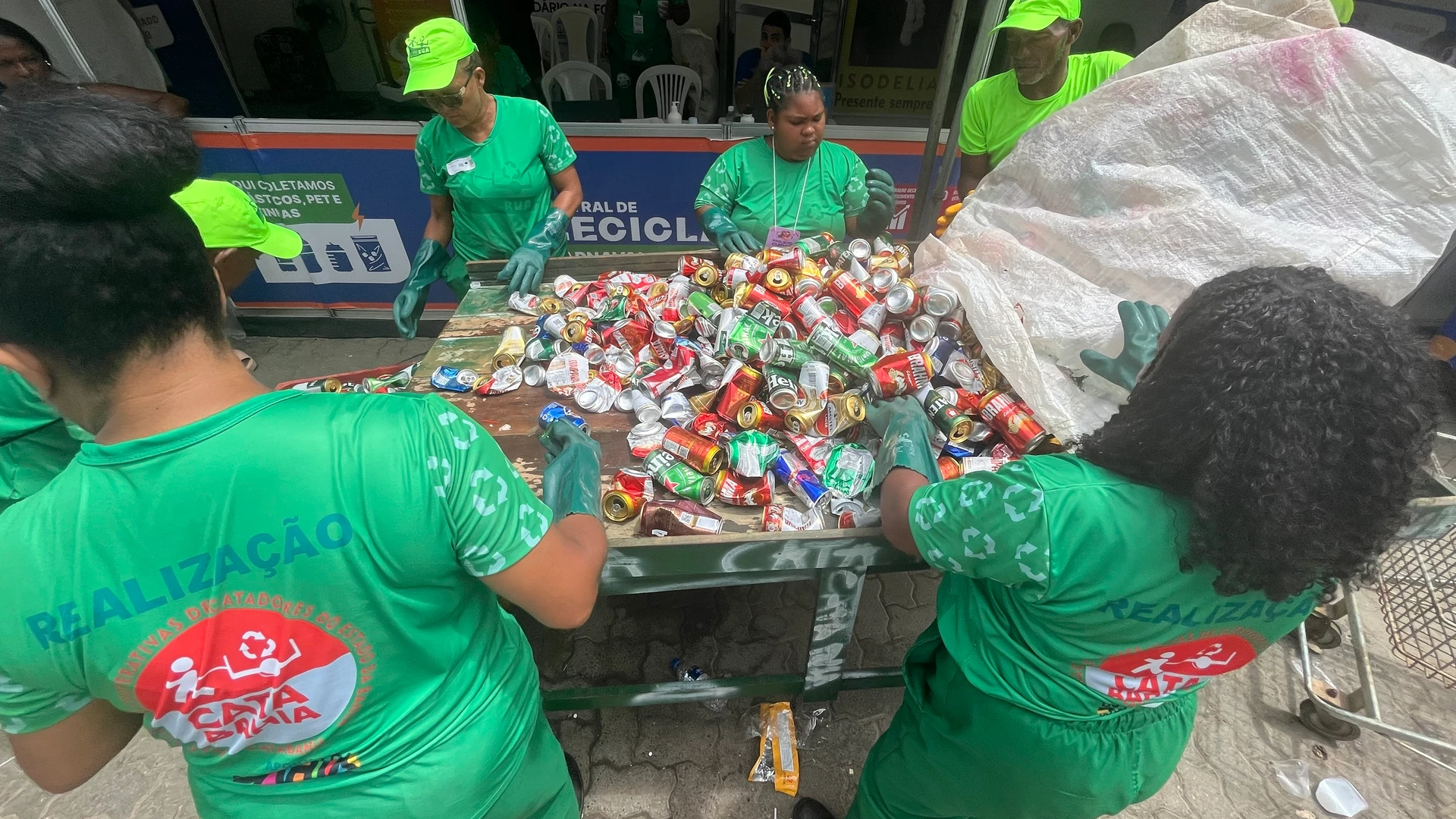 Imagem - Salvador bate novo recorde mundial e entra para o Guinness com 46 toneladas de latinhas recicladas no Carnaval