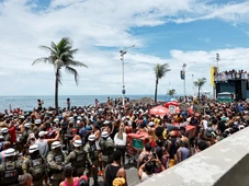 Imagem - Arrastão da Quarta de Cinzas reúne trabalhadores e 'inimigos do fim'; FOTOS