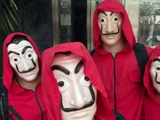 Imagem - FOTOS: Disfarçada, Carla Perez curte pipoca de Ivete Sangalo no meio da galera