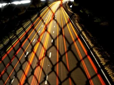 Imagem - Cidade pinta faixas de sinalização em rodovias com tinta fluorescente para reduzir acidentes; veja o que muda