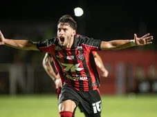 Imagem - Martínez celebra gol da vitória e estreia como titular no Vitória: “Estou feliz”