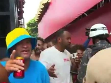 Imagem - Apresentador Vanderson Nascimento é atingido com cassetete por policial durante transmissão ao vivo