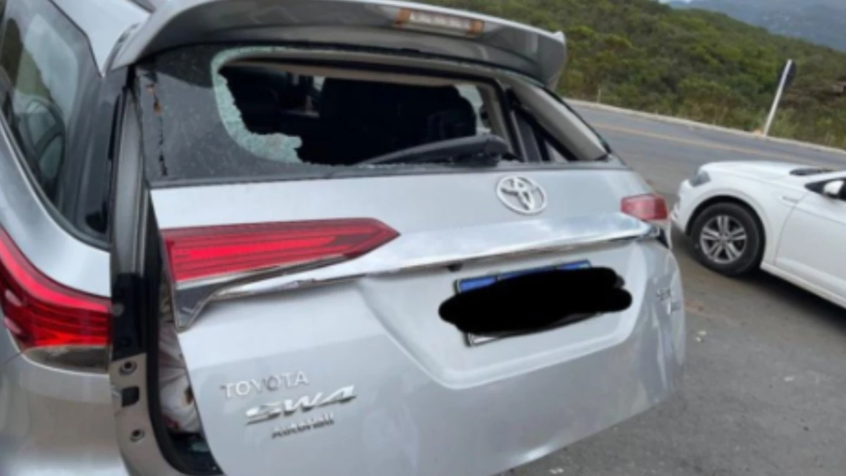 Carro arrombado no Vale do Capão 