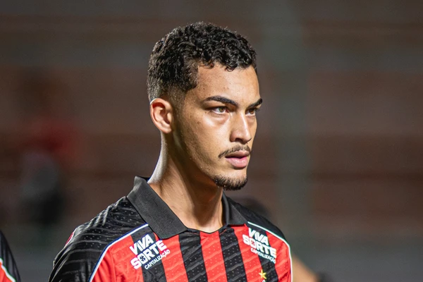Diogo Silva com a camisa do Vitória