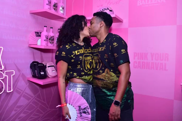 Ex-jogador Elias beija esposa em camarote na Sapucaí por Natália Rampinelli/ AgNews