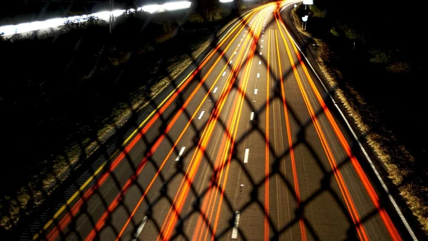 Faixas fluorescentes são mais eficientes do que as faixas brancas ou amarelas tradicionais?