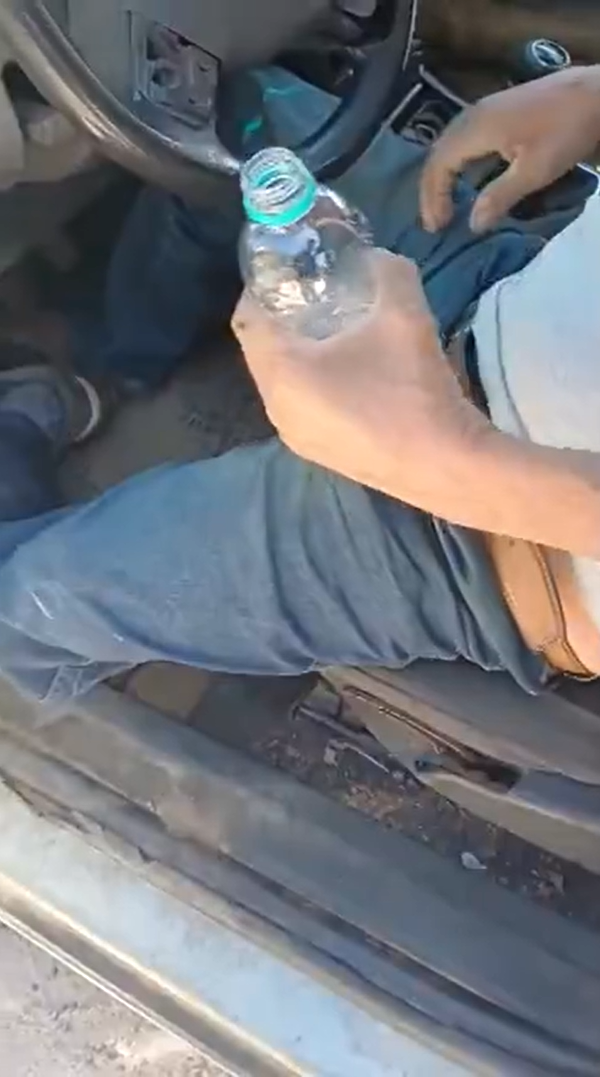 Homem com perna mecânica é flagrado embriagado e com cabo de vassoura para acionar embreagem por Reprodução