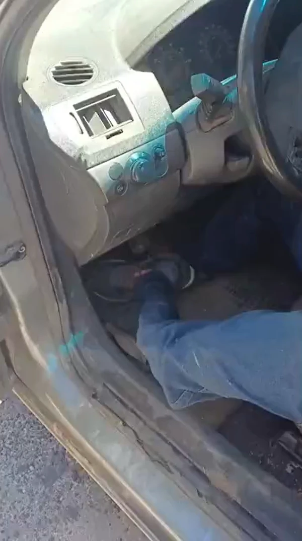 Homem com perna mecânica é flagrado embriagado e com cabo de vassoura para acionar embreagem por Reprodução