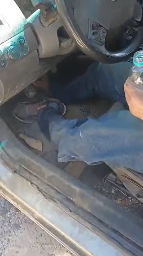 Homem com perna mecânica é flagrado embriagado e com cabo de vassoura para acionar embreagem por Reprodução