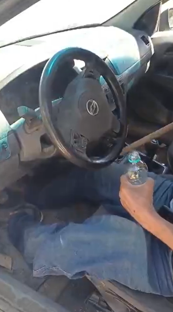 Homem com perna mecânica é flagrado embriagado e com cabo de vassoura para acionar embreagem por Reprodução