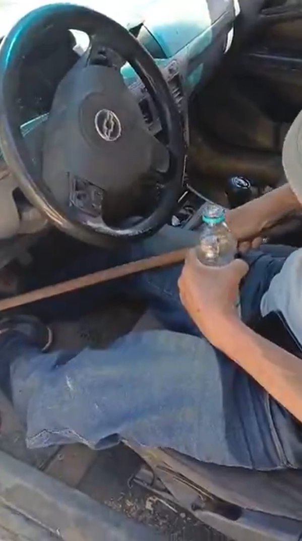 Homem com perna mecânica é flagrado embriagado e com cabo de vassoura para acionar embreagem por Reprodução