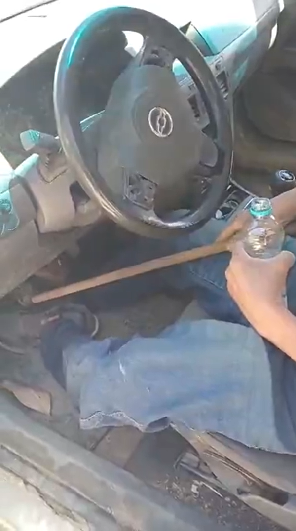 Homem com perna mecânica é flagrado embriagado e com cabo de vassoura para acionar embreagem por Reprodução