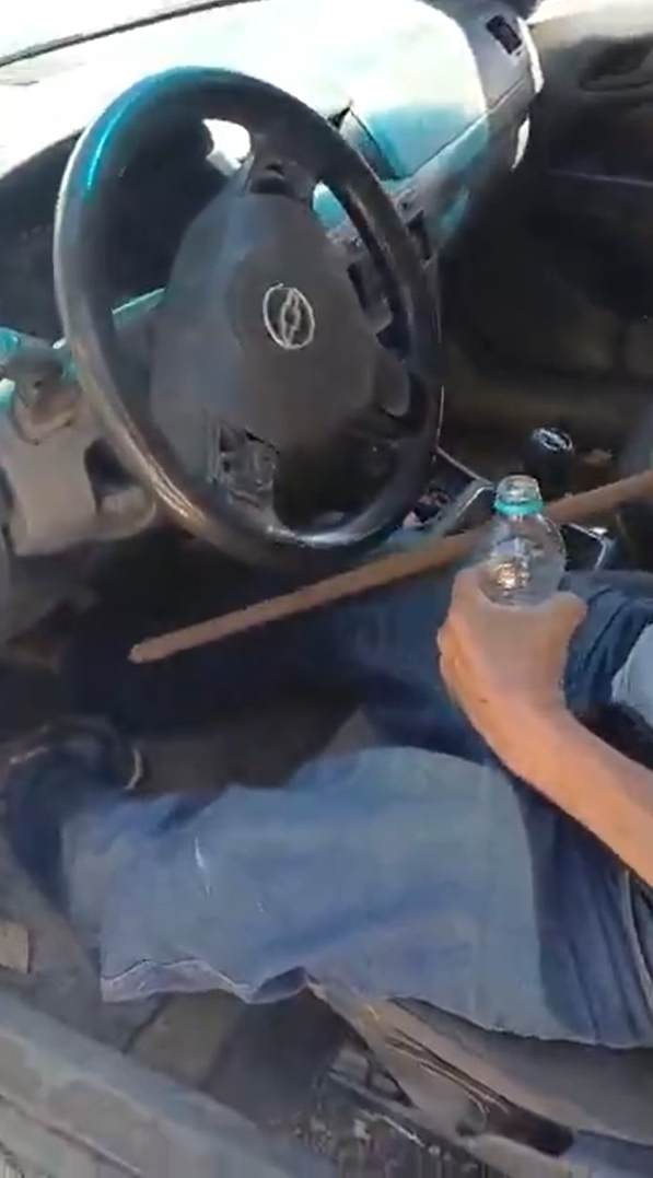 Homem com perna mecânica é flagrado embriagado e com cabo de vassoura para acionar embreagem por Reprodução