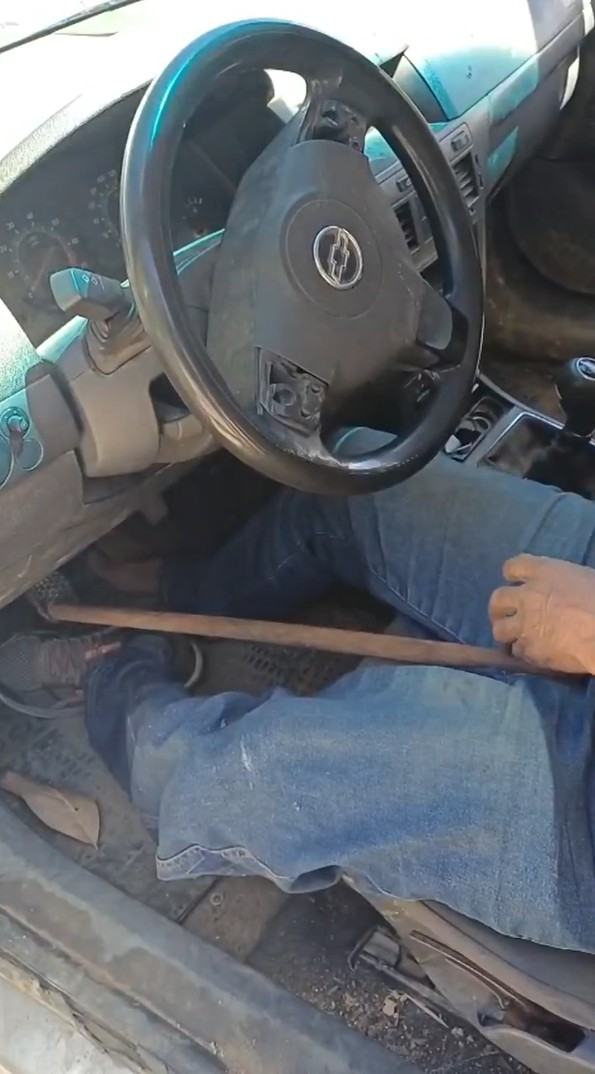 Homem com perna mecânica é flagrado embriagado e com cabo de vassoura para acionar embreagem por Reprodução