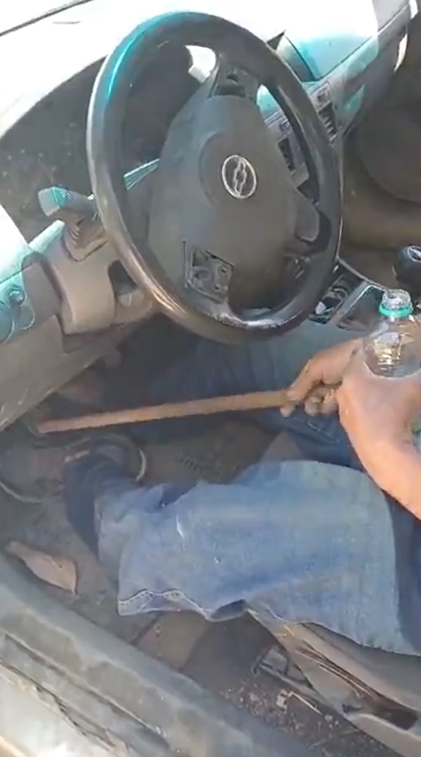 Homem com perna mecânica é flagrado embriagado e com cabo de vassoura para acionar embreagem por Reprodução