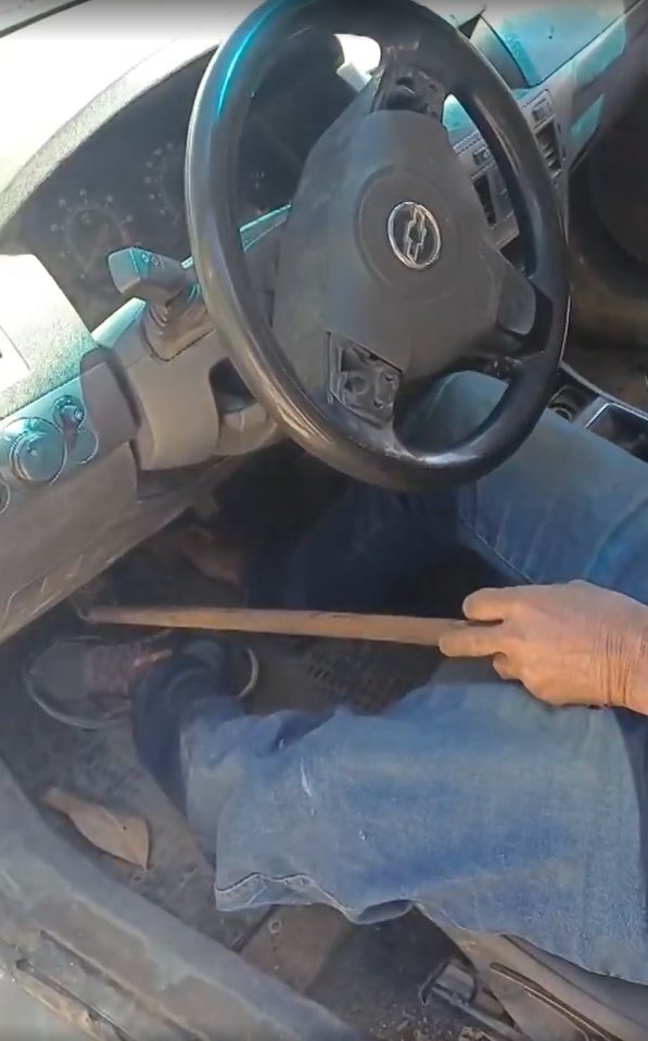 Homem com perna mecânica é flagrado embriagado e com cabo de vassoura para acionar embreagem por Reprodução