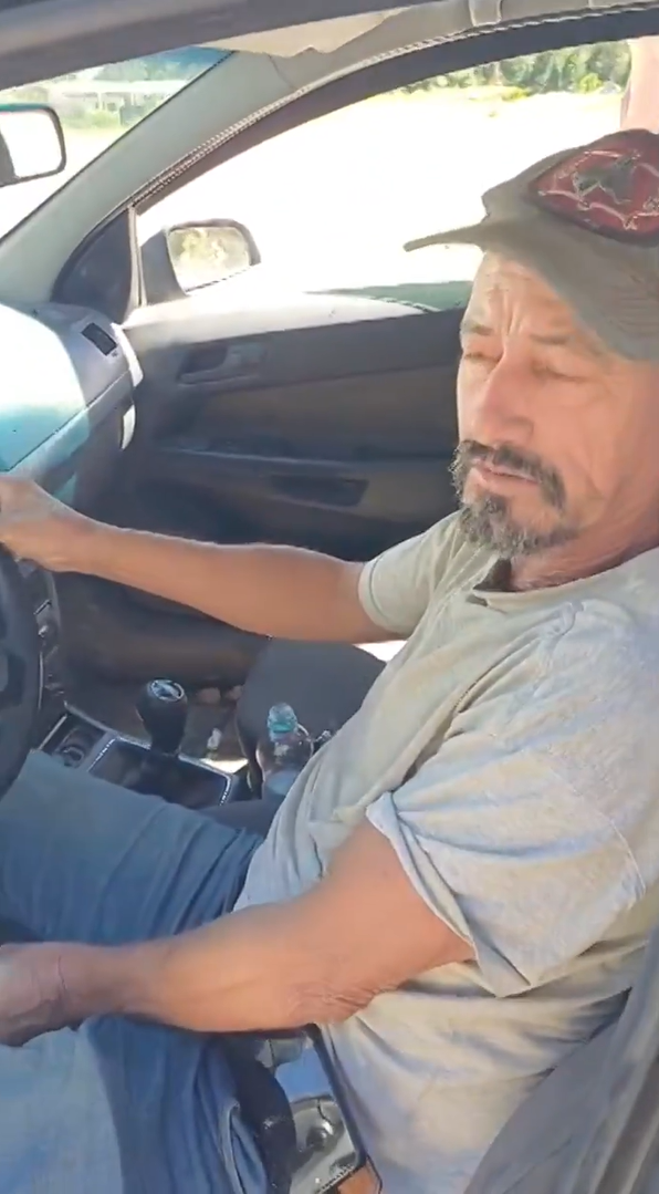 Homem com perna mecânica é flagrado embriagado e com cabo de vassoura para acionar embreagem por Reprodução