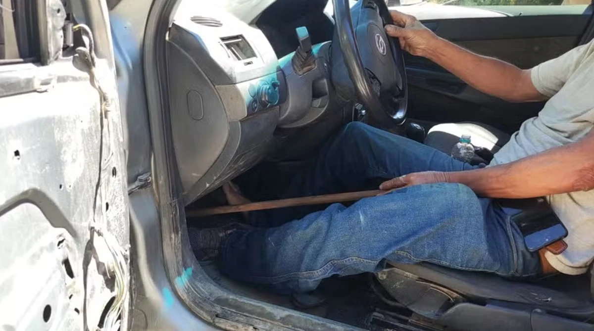 Homem embriagado é flagrado dirigindo e utilizando cabo de vassoura para acionar embreagem