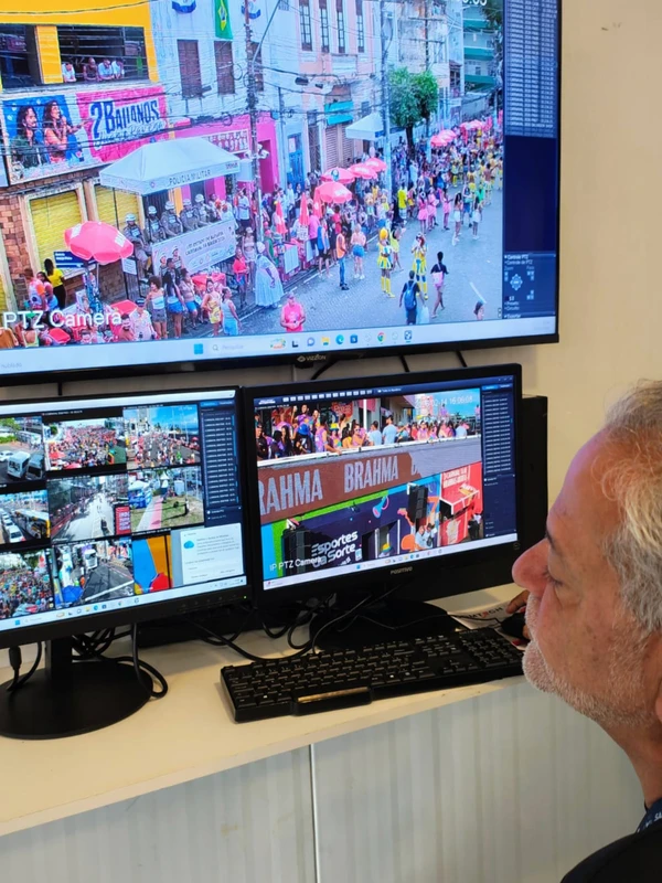 Isaac observa os circuitos