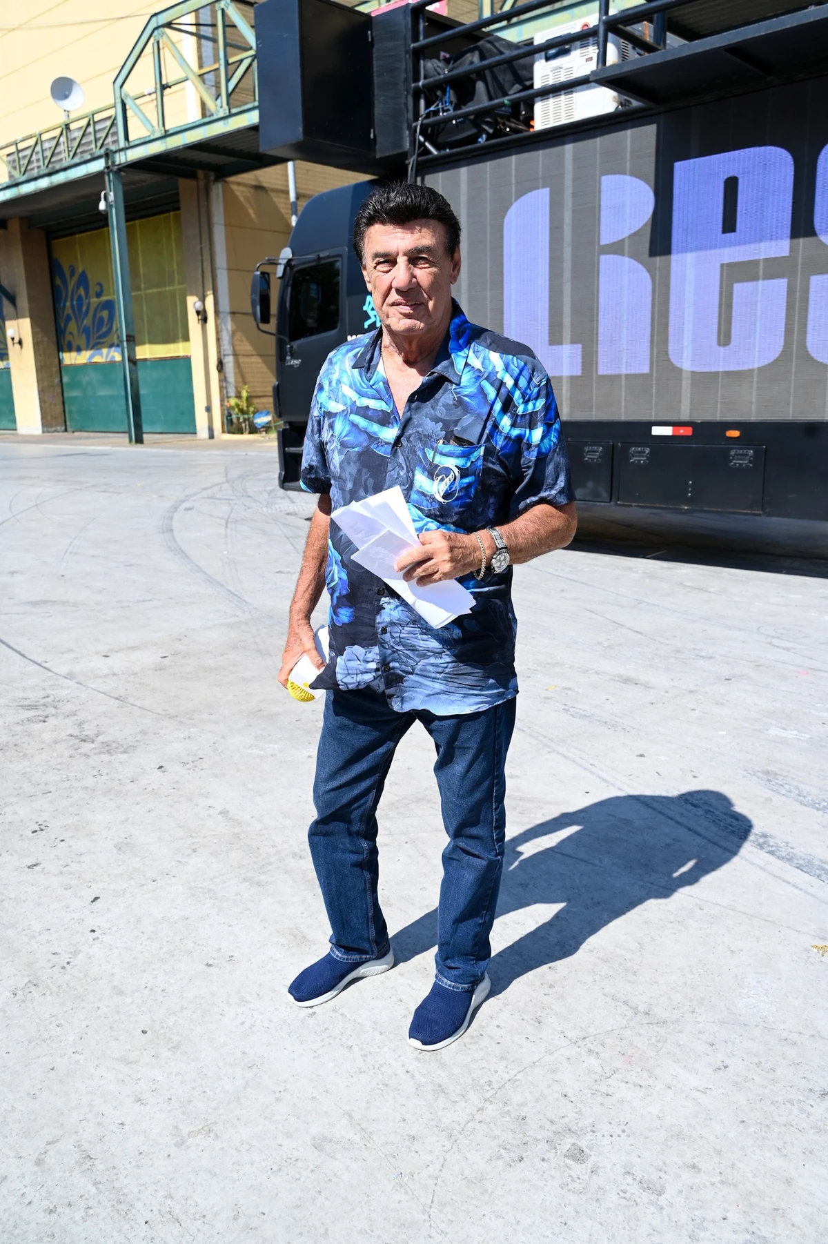 Jorge Perlingeiro, apresentador da apuração, chega a cidade do samba por Marcelo Sá Barretto/Agnews