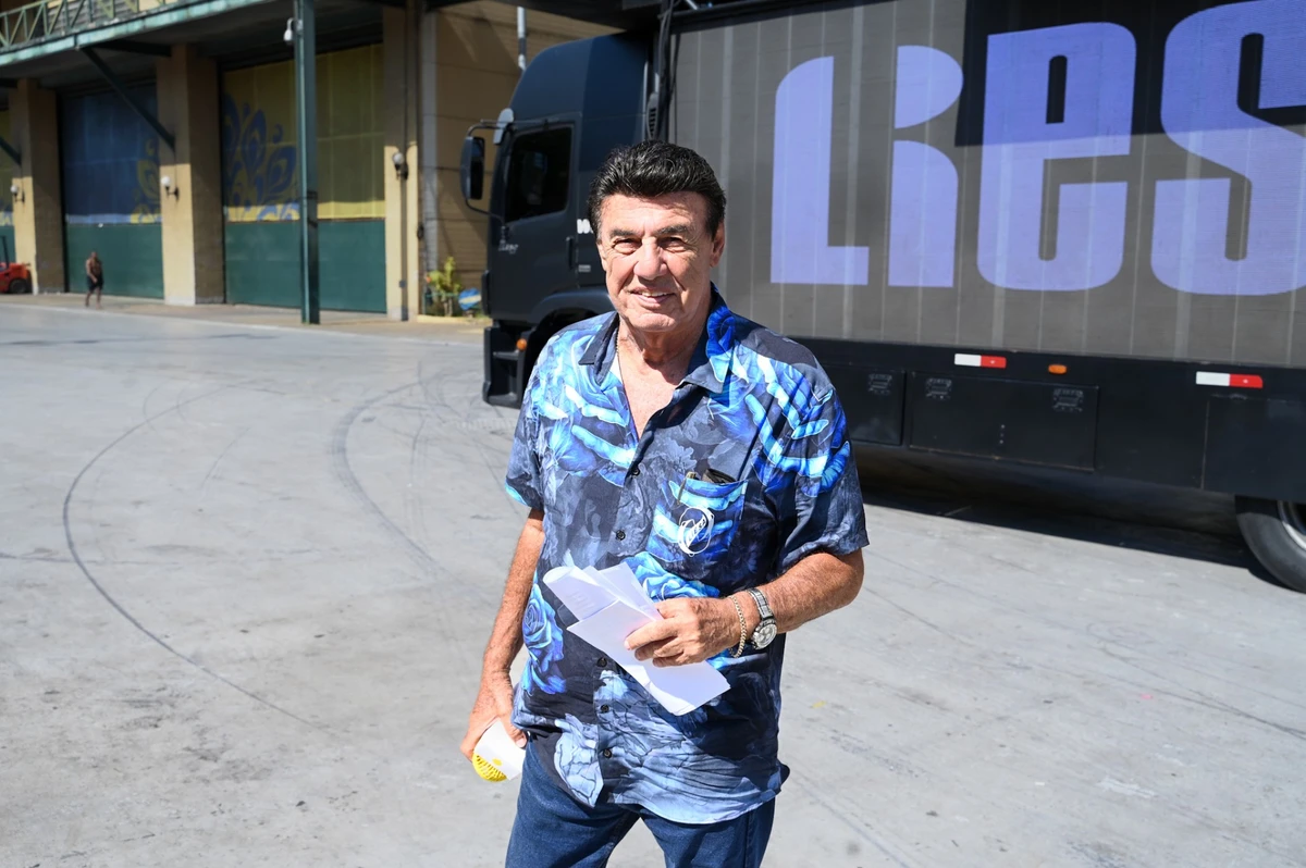 Jorge Perlingeiro, apresentador da apuração, chega a cidade do samba