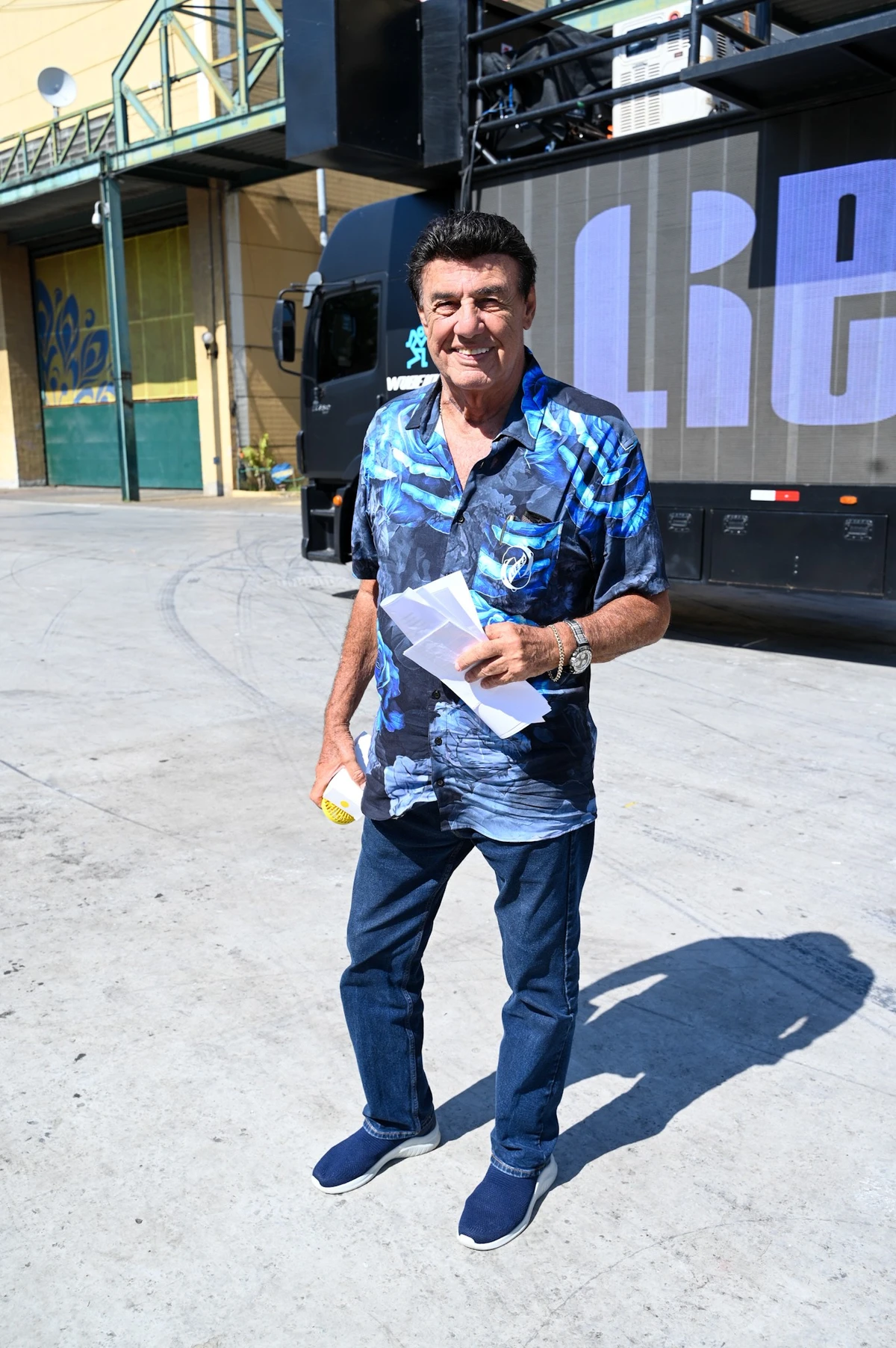 Jorge Perlingeiro, apresentador da apuração, chega a cidade do samba por Marcelo Sá Barretto/Agnews