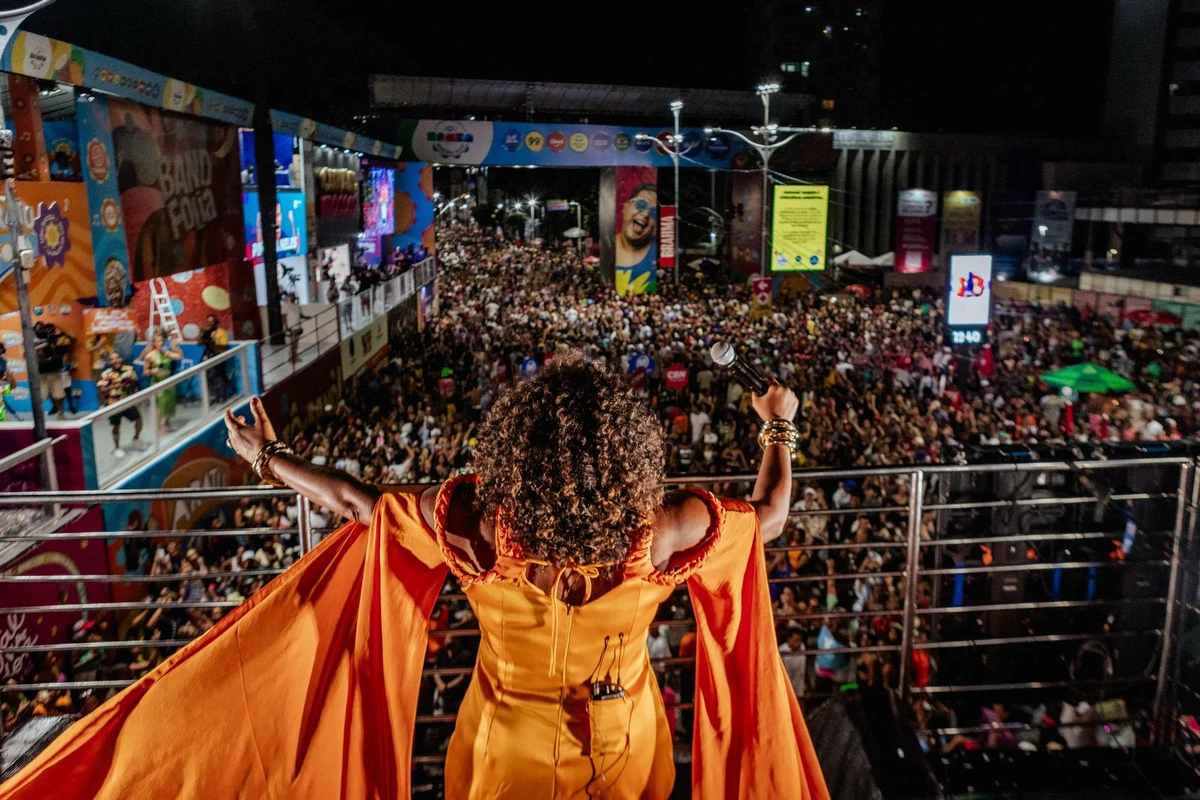 Margareth Menezes se despede da folia ao lado da pipoca no Campo Grande