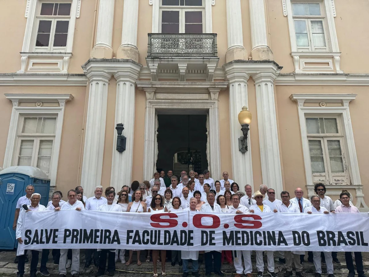 Médicos ex-alunos da Faculdade de Medicina da Bahia, que completou 218 anos nesta quarta-feira (18), organizaram ato para alertar sobre a situação do prédio por Thais Borges/CORREIO