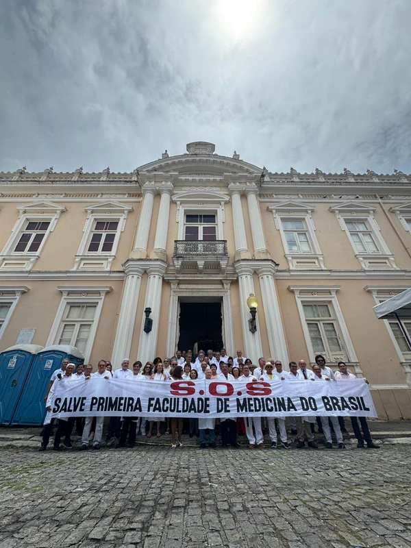 Médicos ex-alunos da Faculdade de Medicina da Bahia, que completou 218 anos nesta quarta-feira (18), organizaram ato para alertar sobre a situação do prédio por Thais Borges/CORREIO