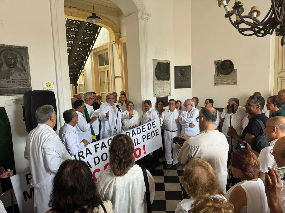 Médicos ex-alunos da Faculdade de Medicina da Bahia, que completou 218 anos nesta quarta-feira (18), organizaram ato para alertar sobre a situação do prédio por Thais Borges/CORREIO