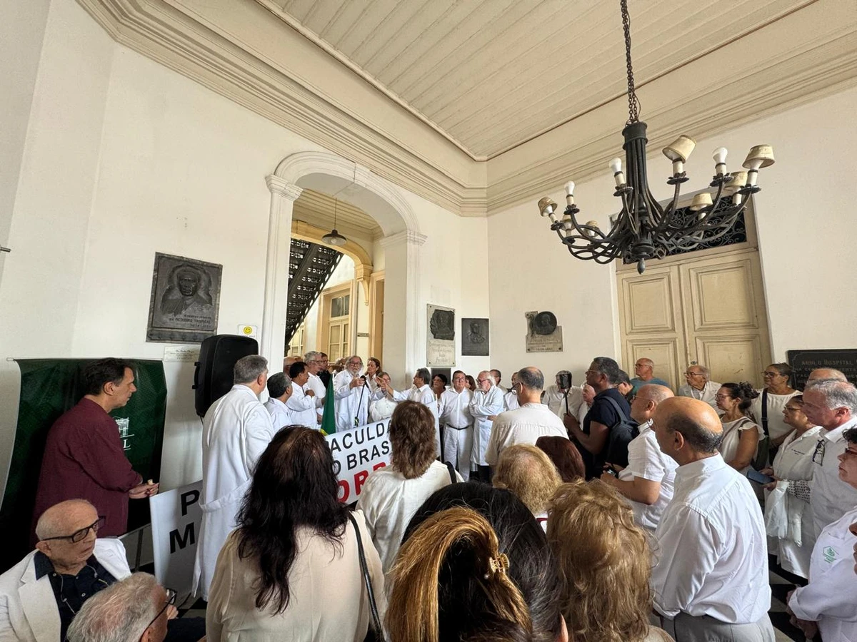Médicos ex-alunos da Faculdade de Medicina da Bahia, que completou 218 anos nesta quarta-feira (18), organizaram ato para alertar sobre a situação do prédio por Thais Borges/CORREIO