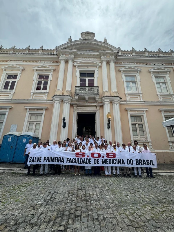 Médicos ex-alunos da Faculdade de Medicina da Bahia, que completou 218 anos nesta quarta-feira (18), organizaram ato para alertar sobre a situação do prédio por Thais Borges/CORREIO
