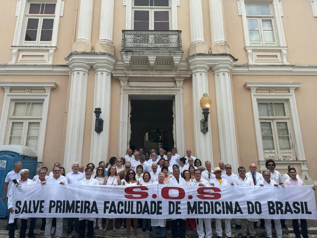 Médicos ex-alunos da Faculdade de Medicina da Bahia, que completou 218 anos nesta quarta-feira (18), organizaram ato para alertar sobre a situação do prédio por Thais Borges/CORREIO
