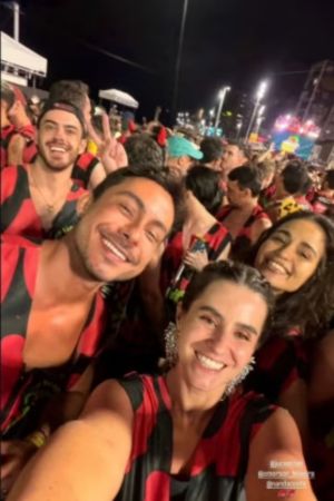 Nanda Costa ao lado de amigos no Carnaval de Salvador por Reprodução/ Instagram