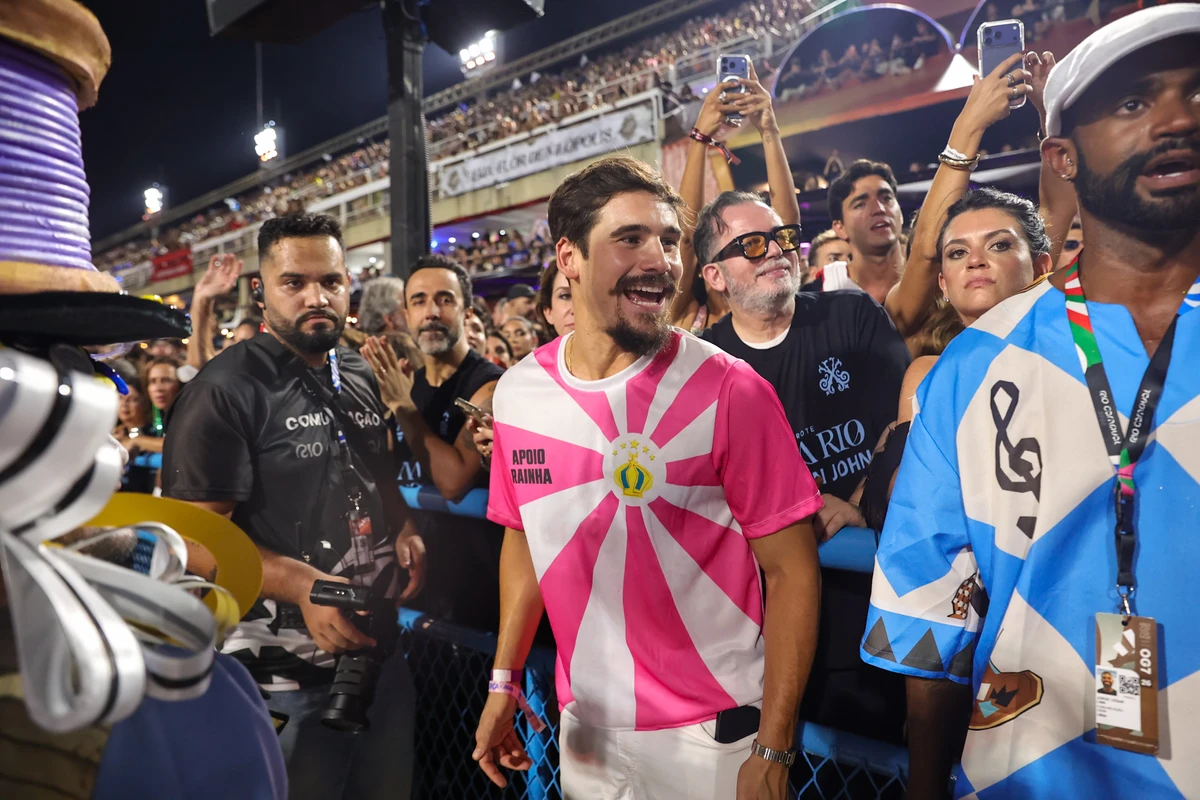 Nicolas Prattes vê desfile de Sabrina Sato por Anderson Nordê / AgNews