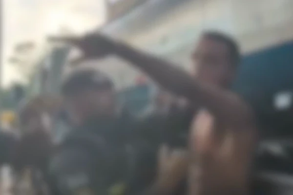 PMs agridem homem e aplicam “mata-leão” até desmaio após megabloco 