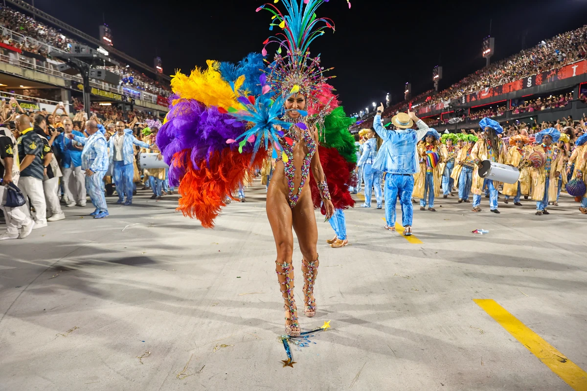 Sabrina Sato em desfile pela Vila Isabel por Anderson Nordê / AgNews