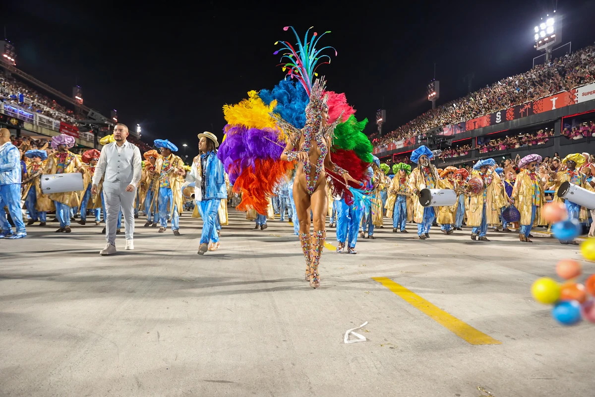 Sabrina Sato em desfile pela Vila Isabel por Anderson Nordê / AgNews