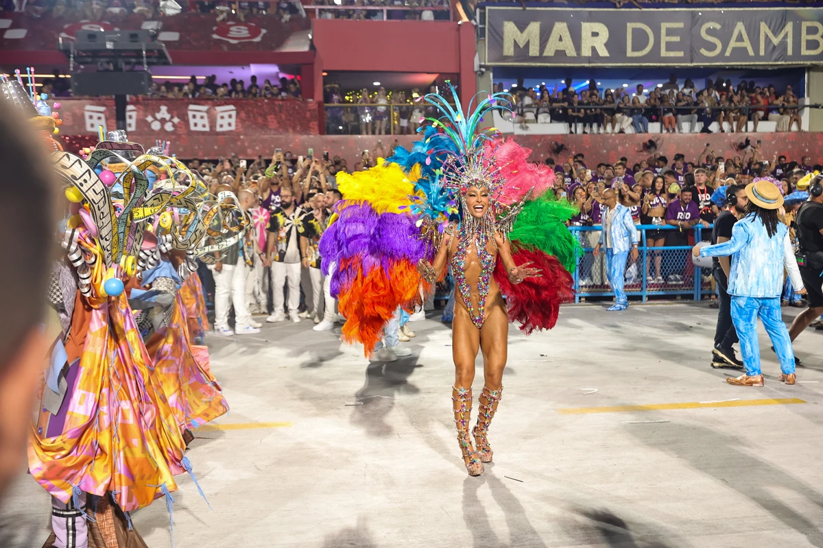 Sabrina Sato em desfile pela Vila Isabel por Anderson Nordê / AgNews