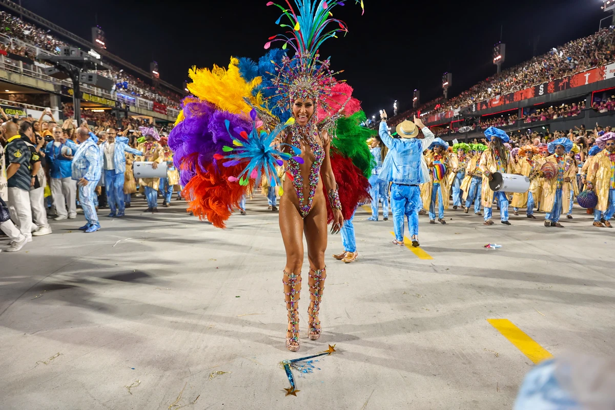 Sabrina Sato em desfile pela Vila Isabel por Anderson Nordê / AgNews