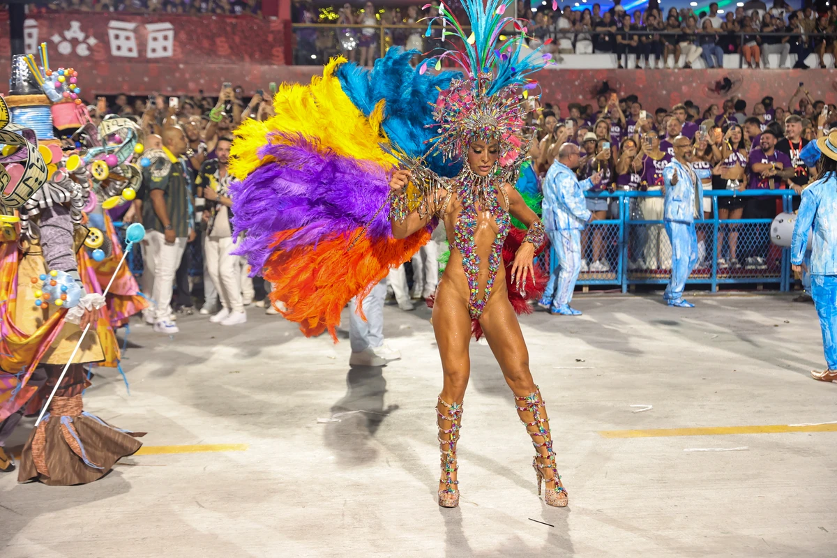 Sabrina Sato em desfile pela Vila Isabel por Anderson Nordê / AgNews