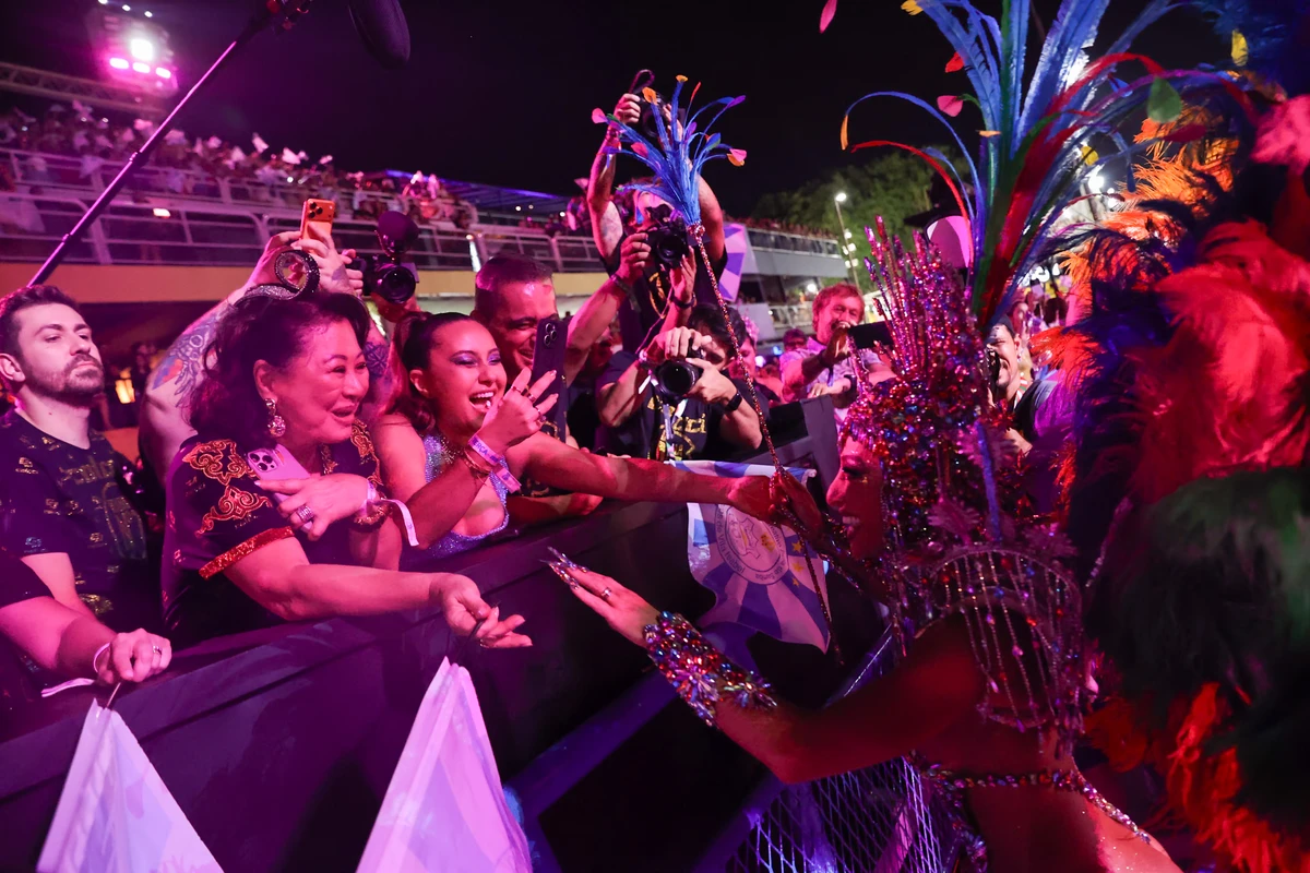 Sabrina Sato fala com a família durante desfile por Anderson Nordê / AgNews